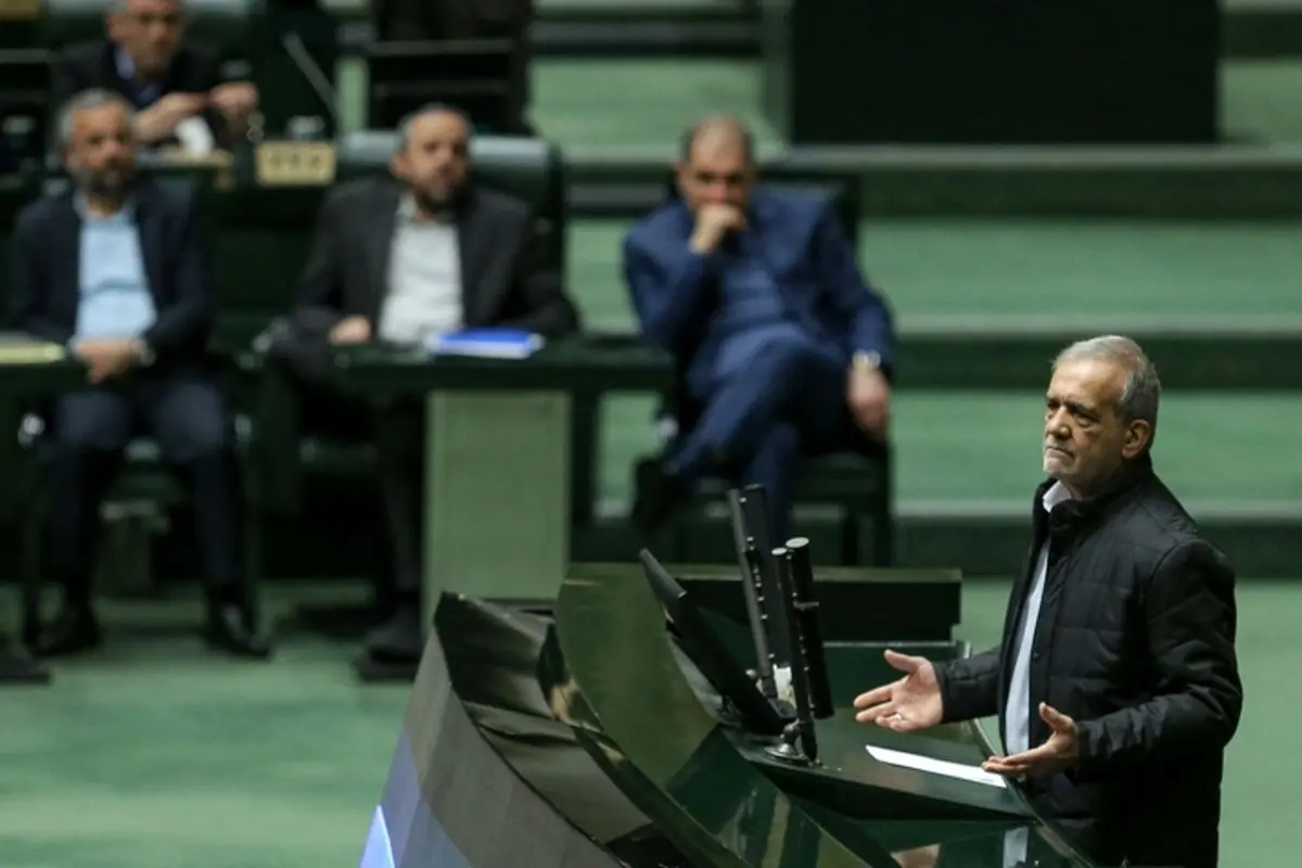 پزشکیان: خداوند توان و قدرت به ما بدهد که سربلند بتوانیم مسیر شهدای خدمت را ادامه بدهیم/ خدا ما را شرمنده این عزیزان نکند