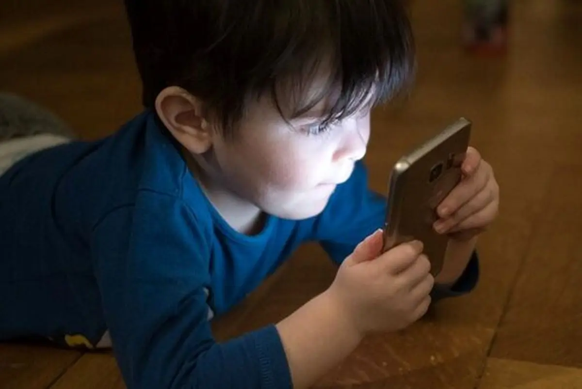 استفاده بیش از حد از موبایل کودکان را افسرده می‌کند