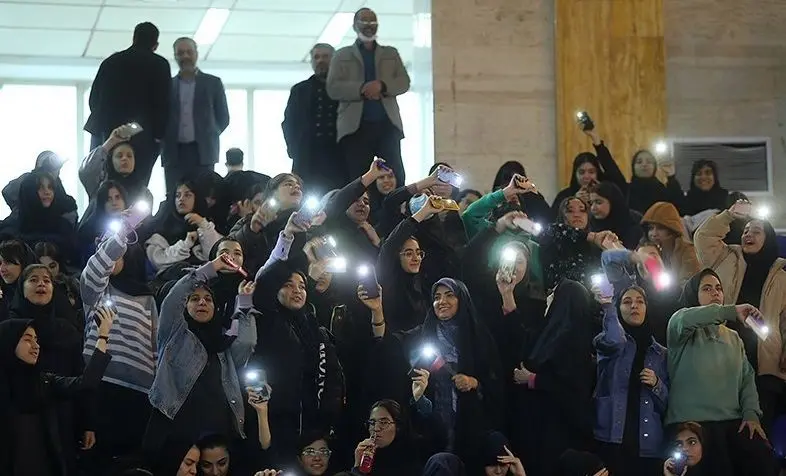ژست‌های جالب دختران در اجتماع «دختران رای اولی» تهران + عکس
