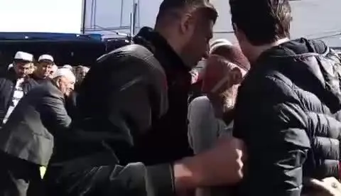 ببینید | مراسم تشییع صابر کاظمی و اشک‌های بی‌پایان فرهاد قائمی