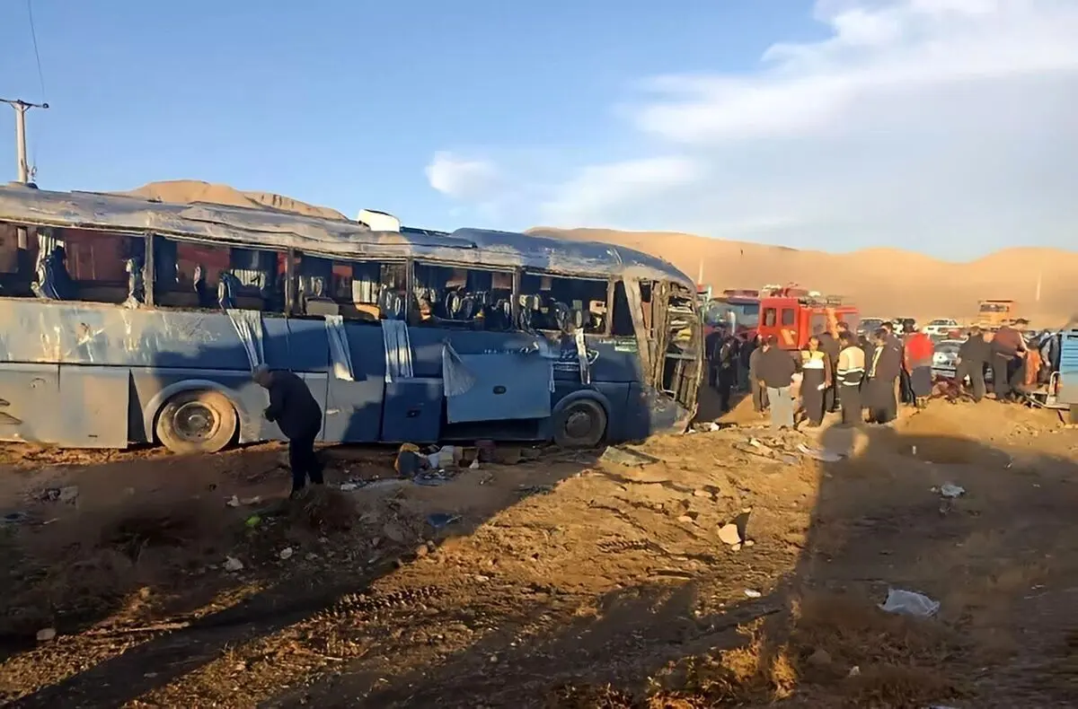برخورد پژو ۴۰۵ با یک دستگاه مینی‌بوس مدرسه در استان فارس؛ 15 نفر مصدوم شدند