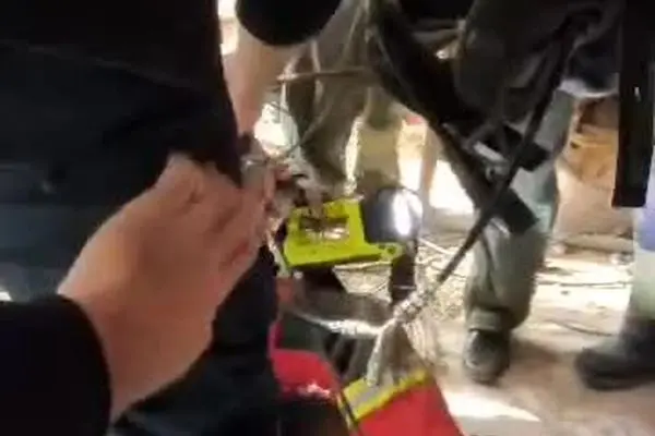 ببینید| گرفتار شدن دو کارگر در چاه ۲۵ متری در بلوار آفریقا تهران