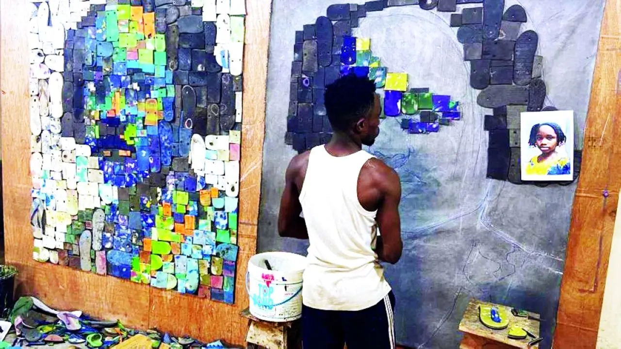 هنرمند نیجریه‌ای با دمپایی پلاستیکی آثار هنری خلق می‌کند 