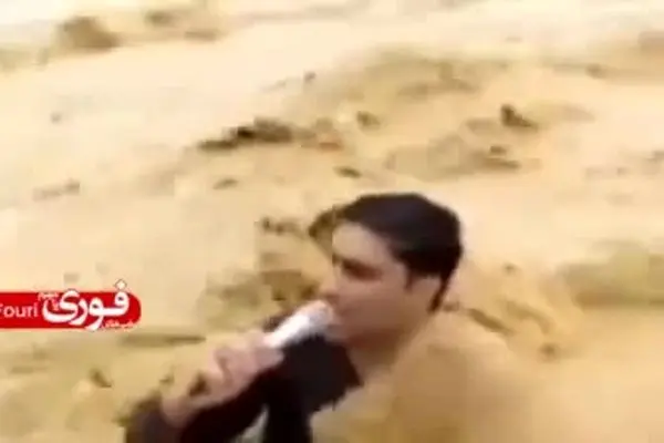 ببینید| گزارش دیوانه‌وار خبرنگار پاکستانی از دل سیلاب؛ در نهایت سیل این خبرنگار را با خود برد و فوت شد