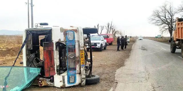سانحه واژگونی مینی‌بوس دانش‌آموزان در محور نیشابور-سبزوار 15 مصدوم برجای گذاشت