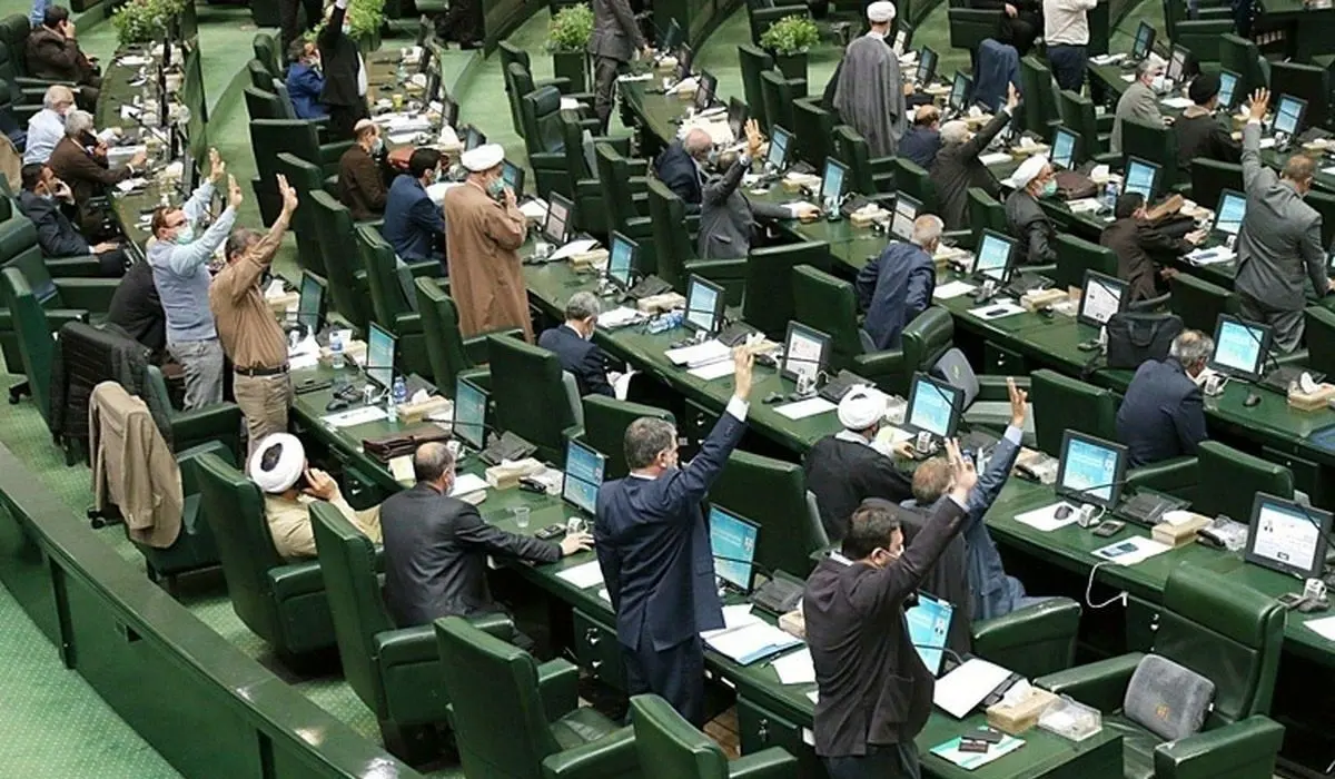 تصویری دیدنی و جالب از جدال نمایندگان در صحن مجلس + عکس