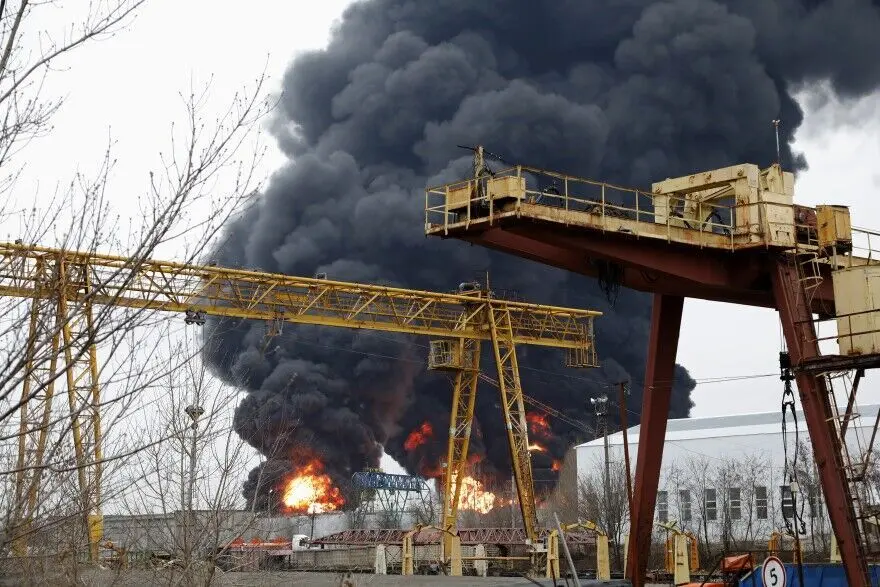 روسیه باز هم از حمله پهپادی اوکراین خبر داد؛ این بار پالایشگاه نفت در آتش سوخت