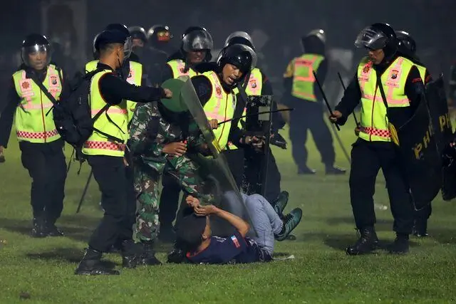 حادثه تلخ در لیگ اندونزی؛ 182 نفر کشته شدند