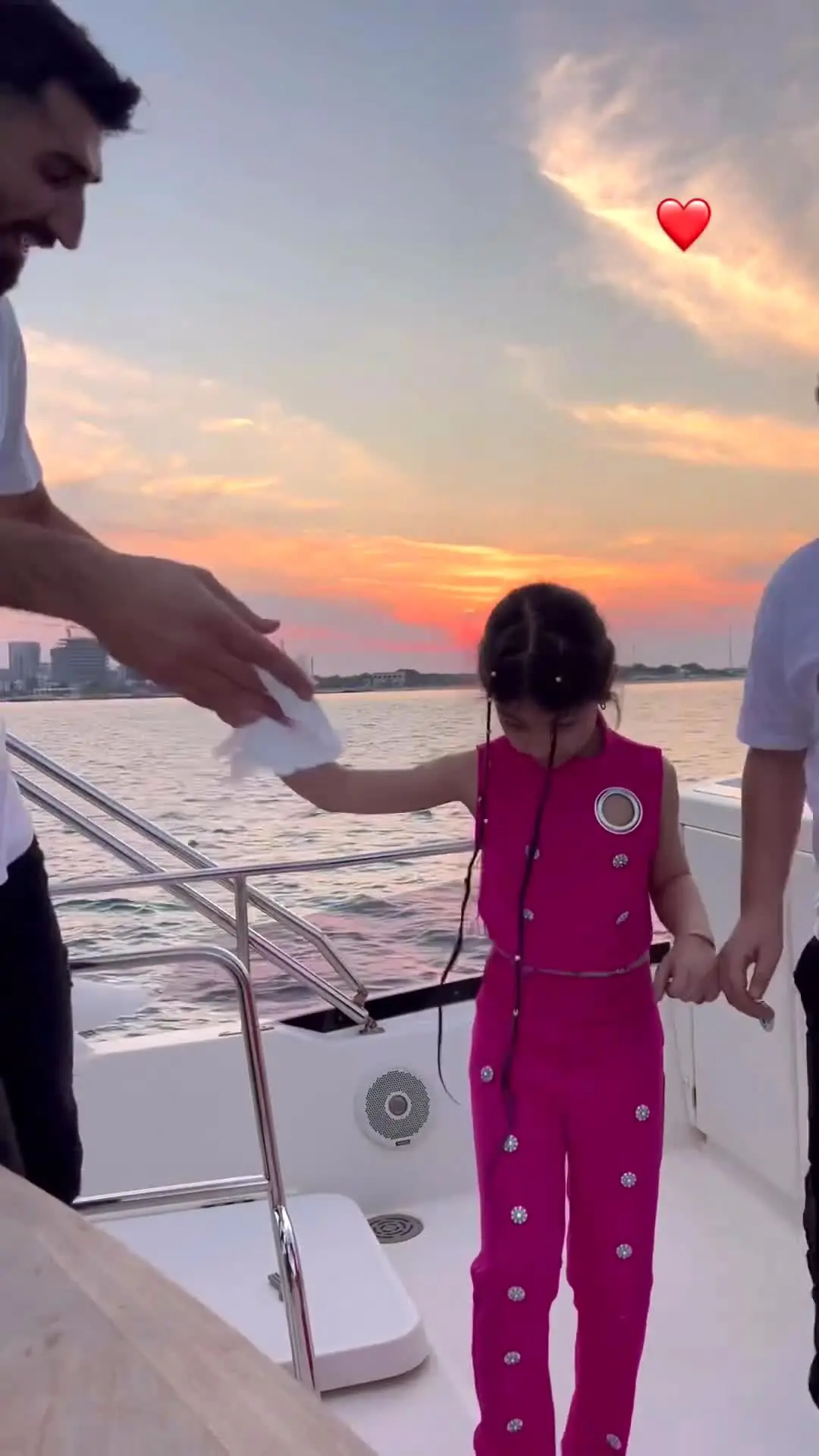 رقص بیرانوند و خانواده‌اش روی دریا بعد از حذف تیم ملی + ویدئو