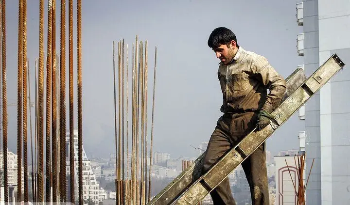 کارگران ایرانی در مقایسه با کارگران کشورهای منطقه چقدر حقوق می‌گیرند؟ + عکس