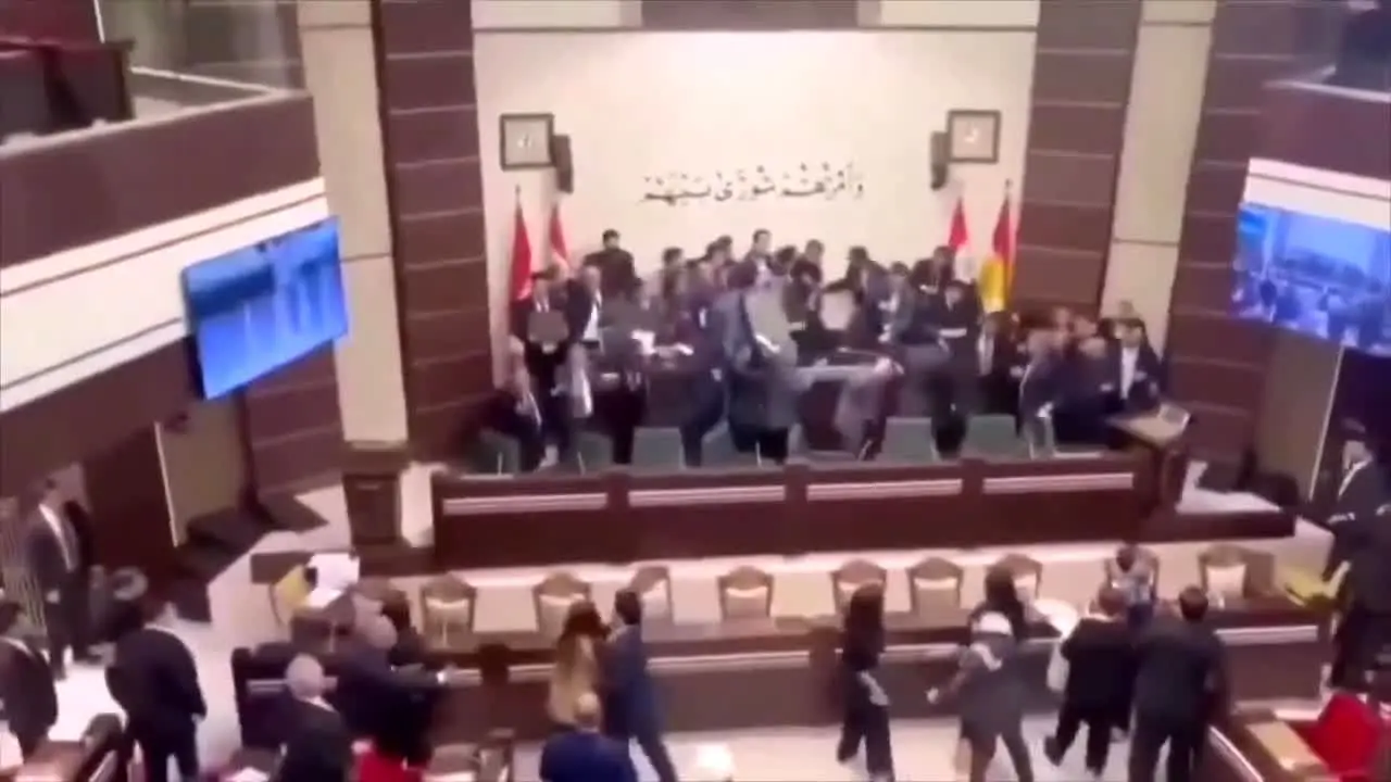 ببینید| ‌کتک‌کاری و پرتاب کفش در پارلمان عراق