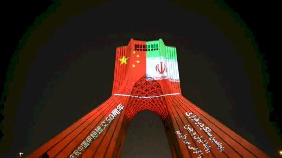 علت نورپردازی پرچم کشور چین روی برج آزادی