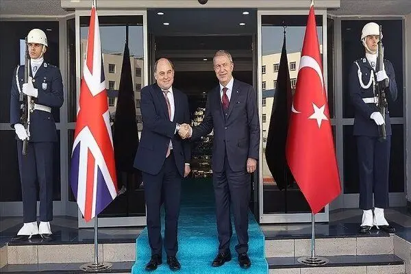 وزرای دفاع ترکیه و انگلیس دیدار کردند