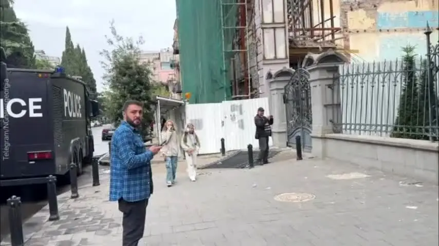 ببینید| کاخ ریاست‌جمهوری گرجستان پس از آشوب شبانه در پایتخت