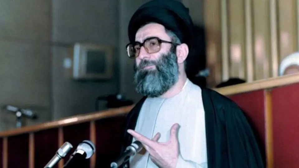 ادای سوگند آیت‌الله خامنه‌ای در حضور رئیس قوه‌ قضاییه و آیت‌الله هاشمی+ تصویر