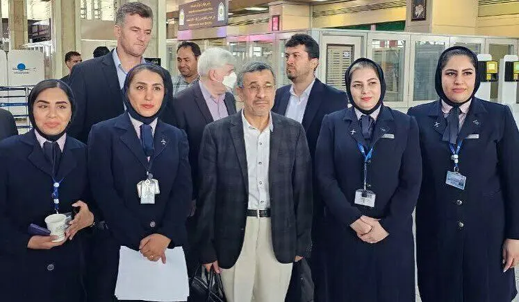 زنانی که با احمدی‌نژاد عکس یادگاری گرفتند! + تصاویر
