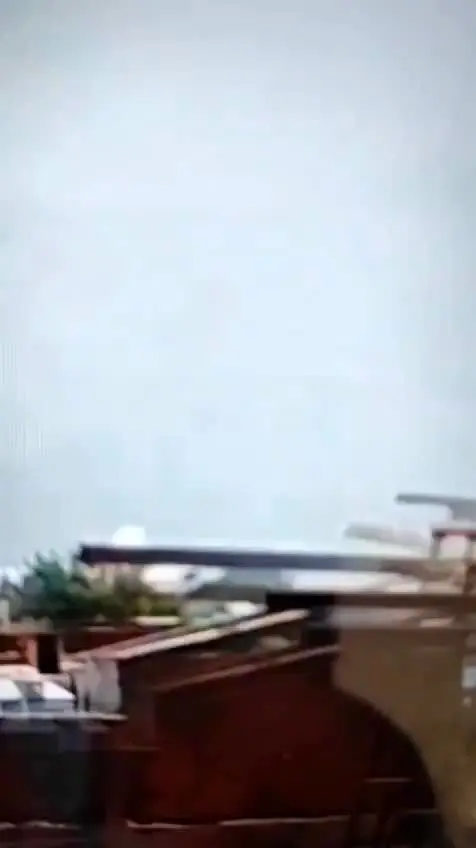 ببینید| لحظه ترسناک سقوط هواپیمای مسافربری در هند با ۲۵۰ مسافر