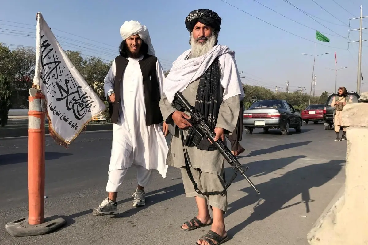 عکس یک رهبر طالب روی لباس جوان افغان در ایستگاه مترو