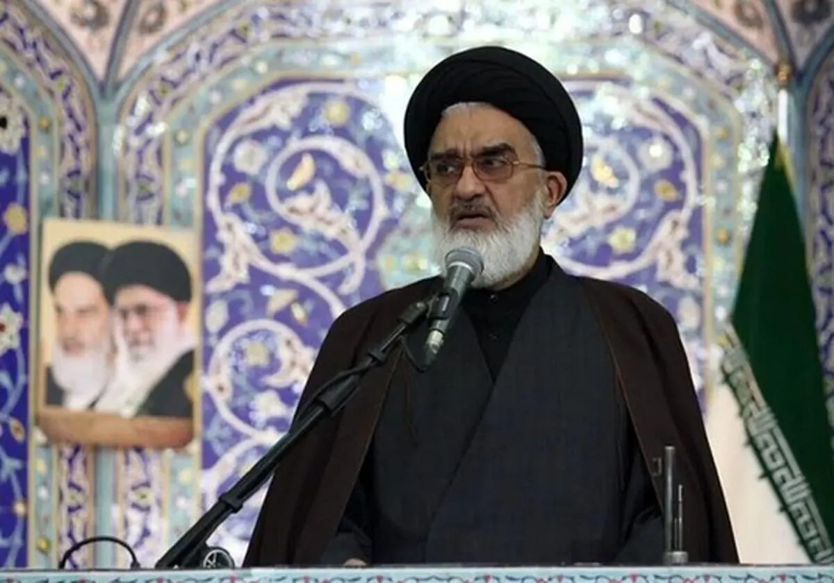 امام جمعه قم: در موضوعاتی همچون حجاب، باید با صلابت در برابر یاوه‌گویان ایستاد و مشت محکمی بر دهان آنان کوبید