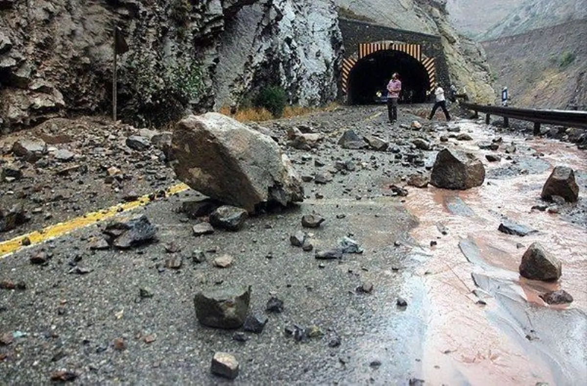 ببینید | لحظه وحشتناک و دلهره‌آور ریزش سنگ از کوه در چالوس و گرفتاری مسافران در تونل