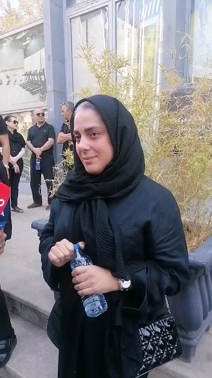 ببینید | دختر مرحوم داریوش مصطفوی در مراسم تشییع پدرش: فوتبال و توپ فوتبال مرا یاد پدرم می اندازد