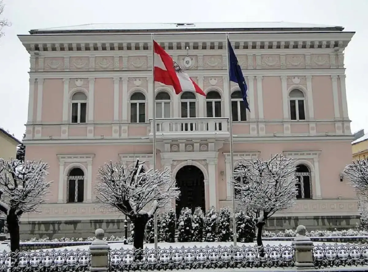 سفارت اتریش در ایران: خدمات کنسولی همچنان در حالت تعلیق هستند/ پیش‌بینی می‌شود سفارت از آذر ماه، مجدداً قادر به تأیید مدارک ایرانیان باشد