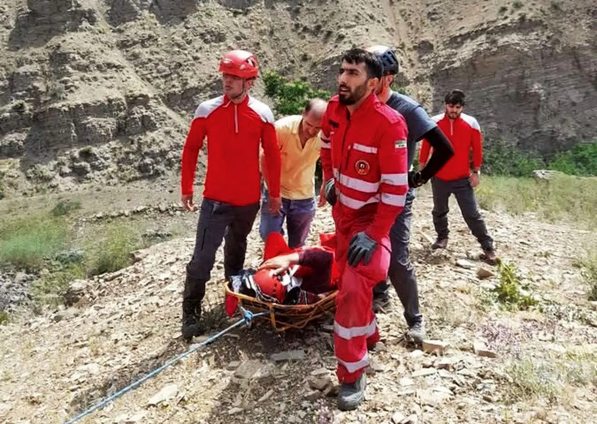 نجات معجزه‌آسای مرد میانسال از عمق دره 200متری