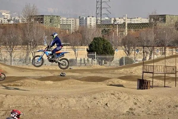 آخرین وضعیت دختر موتورسوار آسیب دیده از زبان سخنگوی فدراسیون اتومبیلرانی