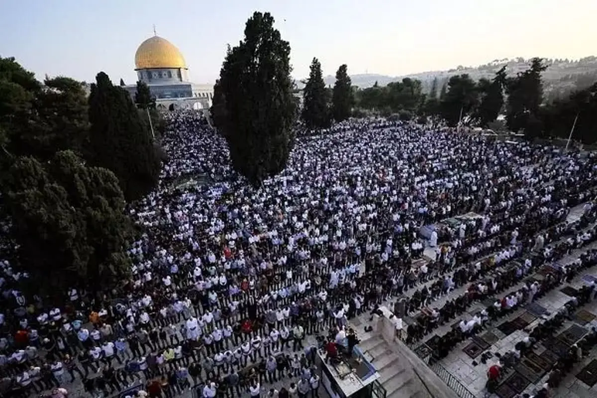 با وجود تدابیر امنیتی شدید، حضور ۵۰ هزار فلسطینی در نماز جمعه «مسجدالاقصی»