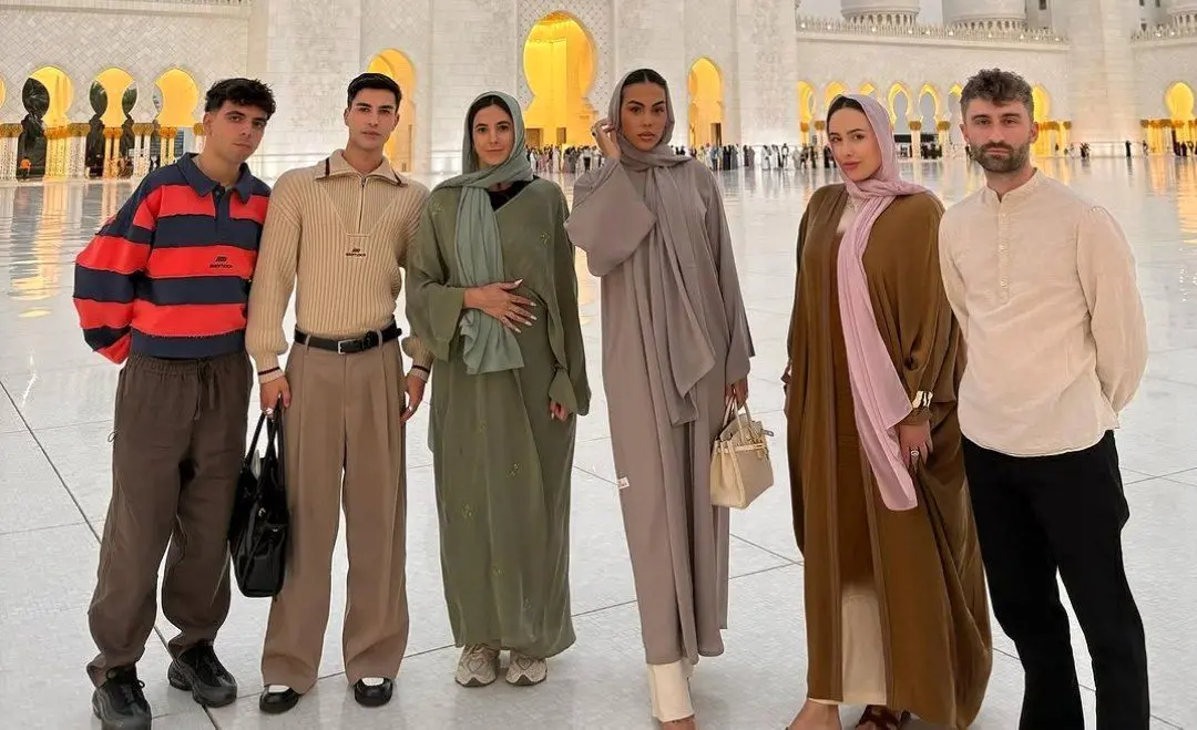 تیپ باحجاب همسر رونالدو در مسجد