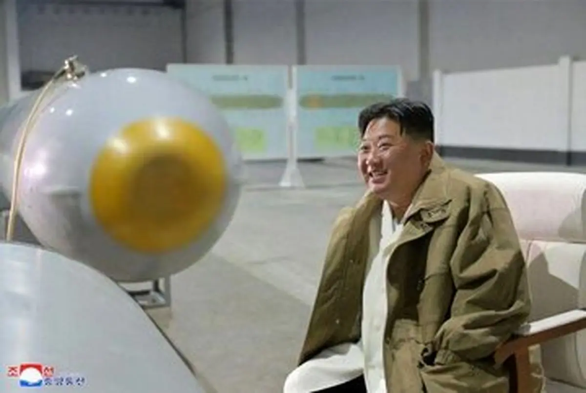ببینید | این تصویر علاقه کیم‌ جونگ اون را به سلاح‌های جنگی نشان می‌دهد!