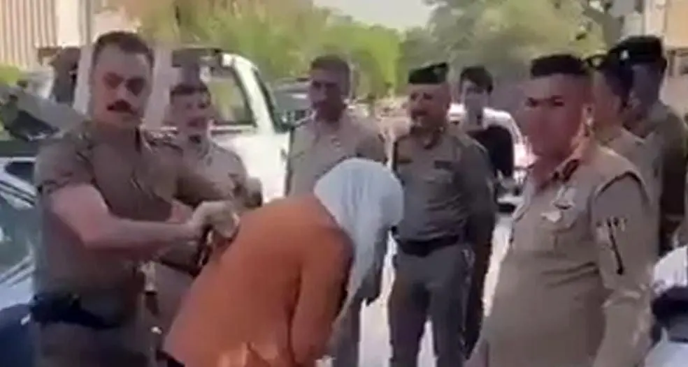 افسر زن و مرد عراقی در خیابان به جان هم افتادند+ ویدئو