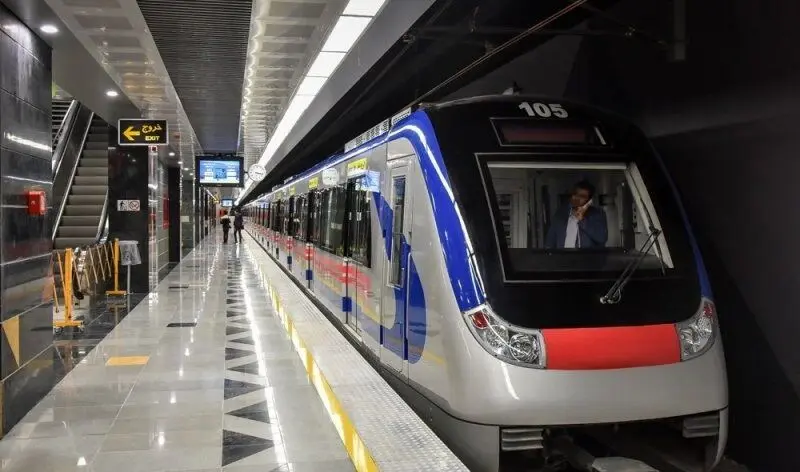 حرکت خطرناک و دلهره‌آور یک پارکورباز در متروی تهران + ویدئو