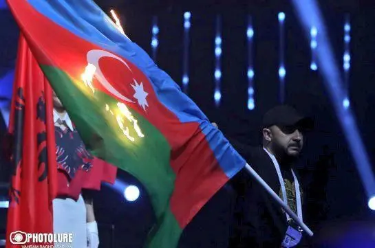 پرچم جمهوری آذربایجان توسط ارمنی‌ها به آتش کشیده شد+ ویدئو