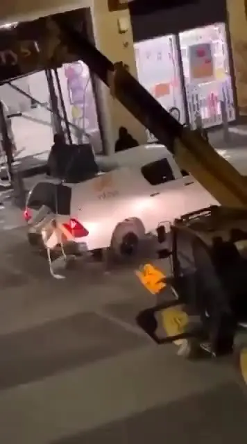 ببینید: سرقت شگفت انگیز دستگاه عابربانک با جرثقیل 