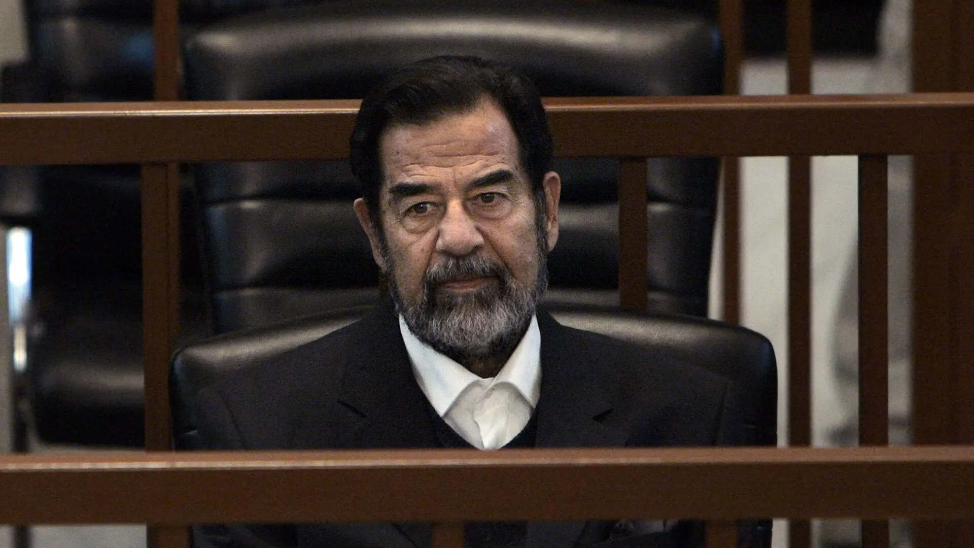 ببینید| لحظه اخراج صدام از دادگاه به خاطر درگیری با قاضی بر سر اجرای قانون!