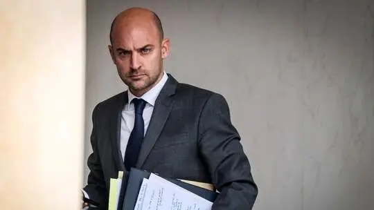 نخست وزیر فرانسه: شاید کی‌یف هرگز نتواند وام اتحادیه اروپا را که بر اساس دارایی‌های مسدود شده روسیه گرفته شده بازپرداخت کند