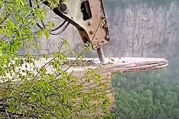 این صخره چینی توسط دولت نابود شد؛ چرا؟ + عکس