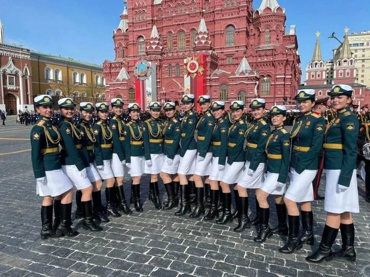 رژه زنان ارتش روسیه در میدان سرخ به مناسبت روز پیروزی + ویدئو