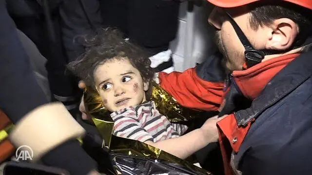 دختربچه ۲ ساله در ترکیه پس از ۸۸ ساعت از زیر آوار نجات یافت