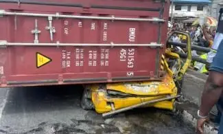 ۹ نفر بر اثر سقوط کانتینر بر روی اتوبوس در نیجریه کشته شدند