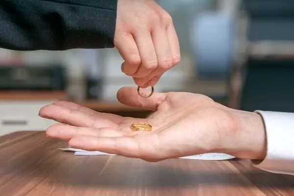 شوهرم کتکم می‌زند، فقط طلاق می‌خواهم