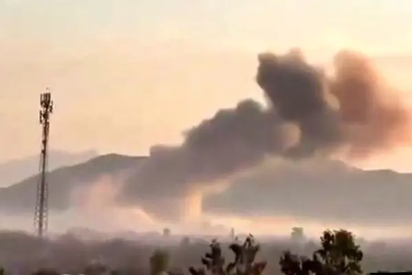 حمله انتحاری و تیراندازی به یک پایگاه نظامی در پاکستان / سه نفر از مهاجمان کشته و ۴ سرباز ارتش در اثر انفجار زخمی شدند