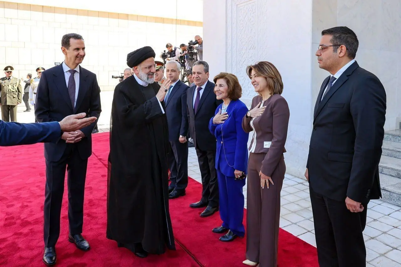 توجیه عجیب روزنامه اصولگرا درباره دیدار رئیسی با زنان بی‌حجاب سوری!
