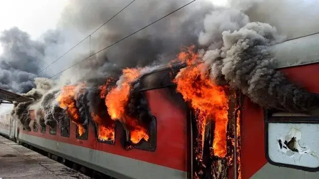 مردِ هندی مسافران یک قطار را سوزاند