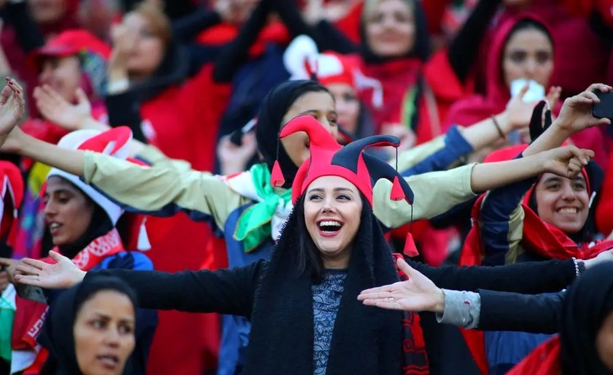 منتقدان حضور زنان در ورزشگاه روزه سکوت گرفته‌اند/ خاتمی و روحانی رئیس‌جمهور بودند کفن‌پوشان مشهد به خیابان می‌آمدند