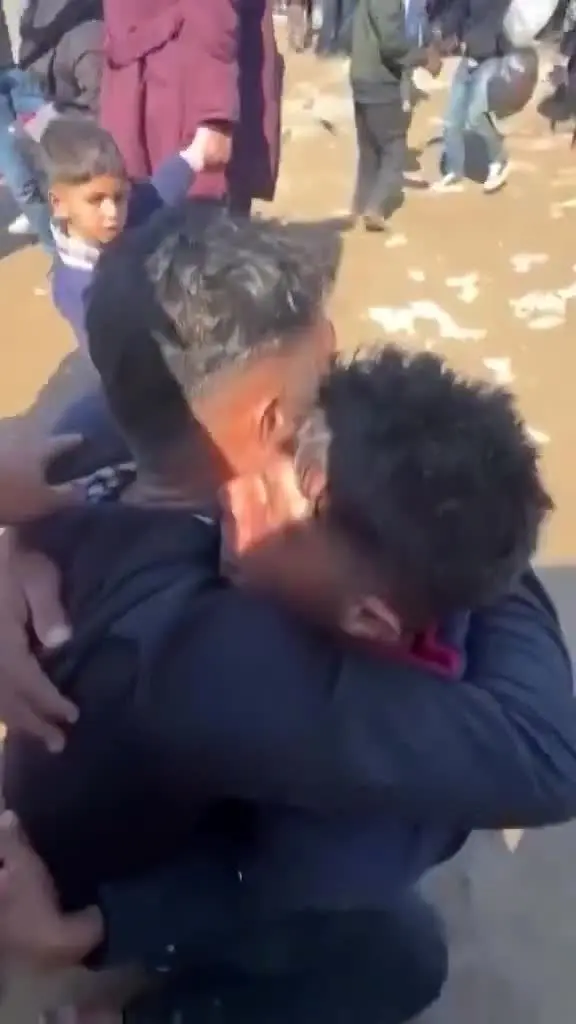 صحنه شکوه انگیز دیدار دو برادر دو قلو پس از یک سال