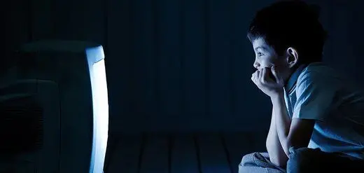 تماشای تلویزیون در تاریکی برای چشم‌ها مضر است؟