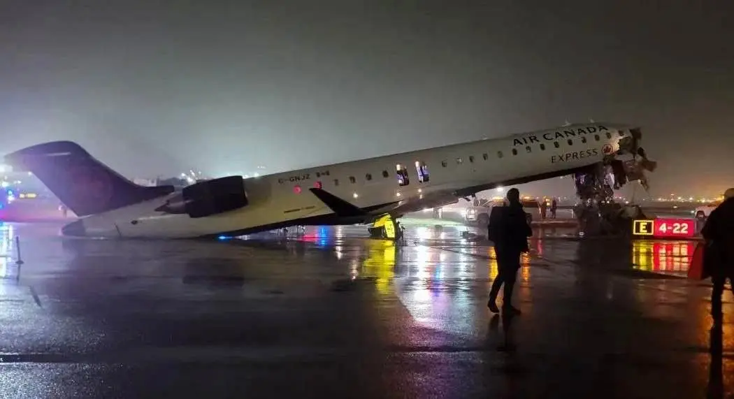 ۲ کشته در حادثه فرودگاه نیویورک/ آسیب جدی به دماغه هواپیما