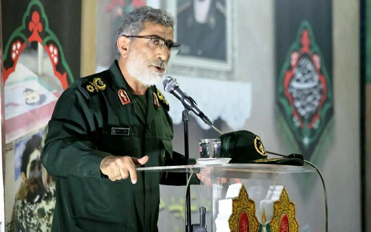 ادای احترام فرمانده قدس سپاه به مقام شهید سلیمانی + ویدئو